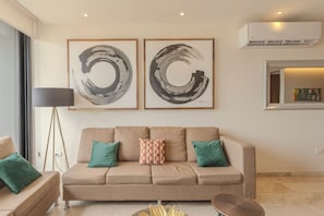 55-inch TV with cable channels - New Merida Marvel Rooftop Pool w Views (Mérida)