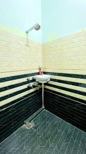 Habitación Deluxe | Baño | Toallas, jabón, papel de baño 