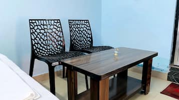 Deluxe Room | Desk, free WiFi