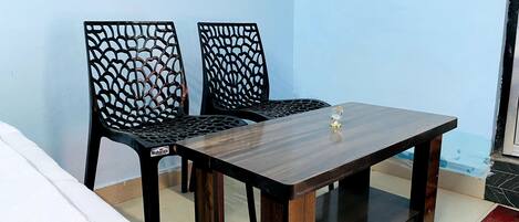 Deluxe Room | Desk, free WiFi