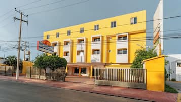 Vista frontal de la propiedad