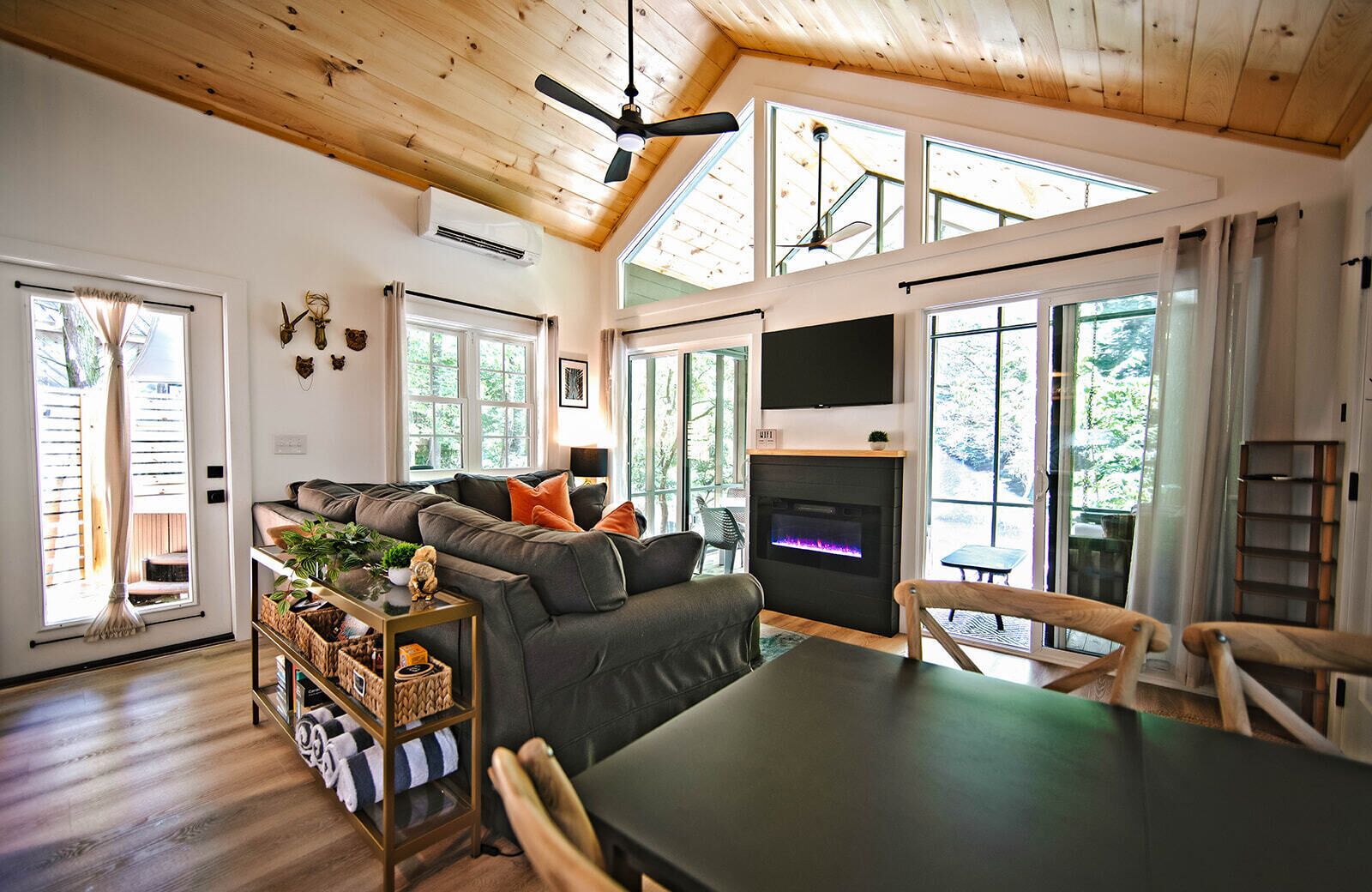 Smart-tv, pejs, kontorer