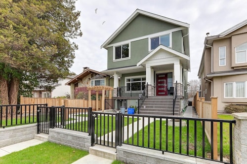 East Van Suite / King bed / Short walk to Sky Train & Commercial Dr 