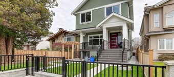 East Van Suite / King bed / Short walk to Sky Train & Commercial Dr 