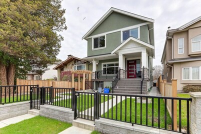 East Van Suite / King bed / Short walk to Sky Train & Commercial Dr