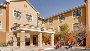 Vista frontal de la propiedad