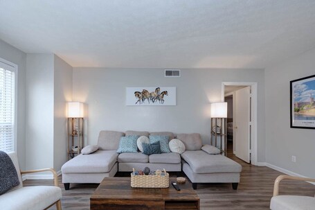 TV. Graduation Basecamp - Family 2BR Near Ft Benning