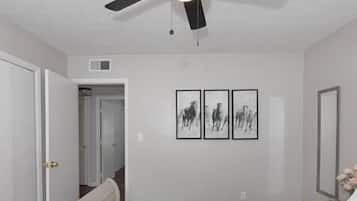 2 slaapkamers, een strijkplank/strijkijzer, wifi, beddengoed