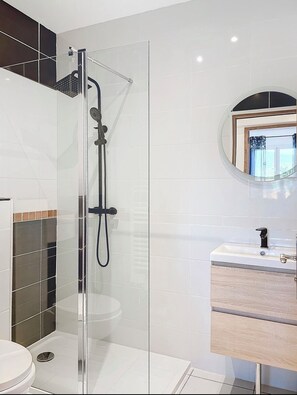 シャワー、ヘアドライヤー、タオル、石鹸