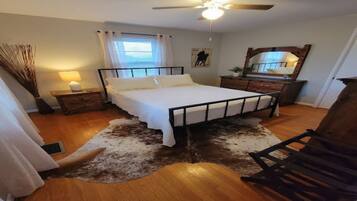 4 bedrooms, desk, travel cot, WiFi