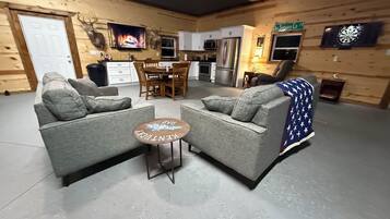 TV connectée, cheminée, jeux vidéo, table de tennis de table