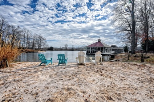 ALL SEASON RETREAT!  Warm Waters, 2 Firepits, Cozy Boathouse!  Indoor Fireplace!