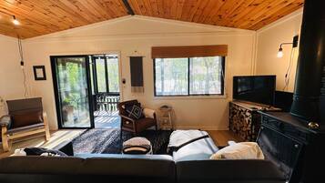 Älytelevisio, takka, DVD-soitin, kirjoja