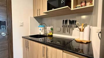 Fridge, microwave, stovetop, coffee/tea maker
