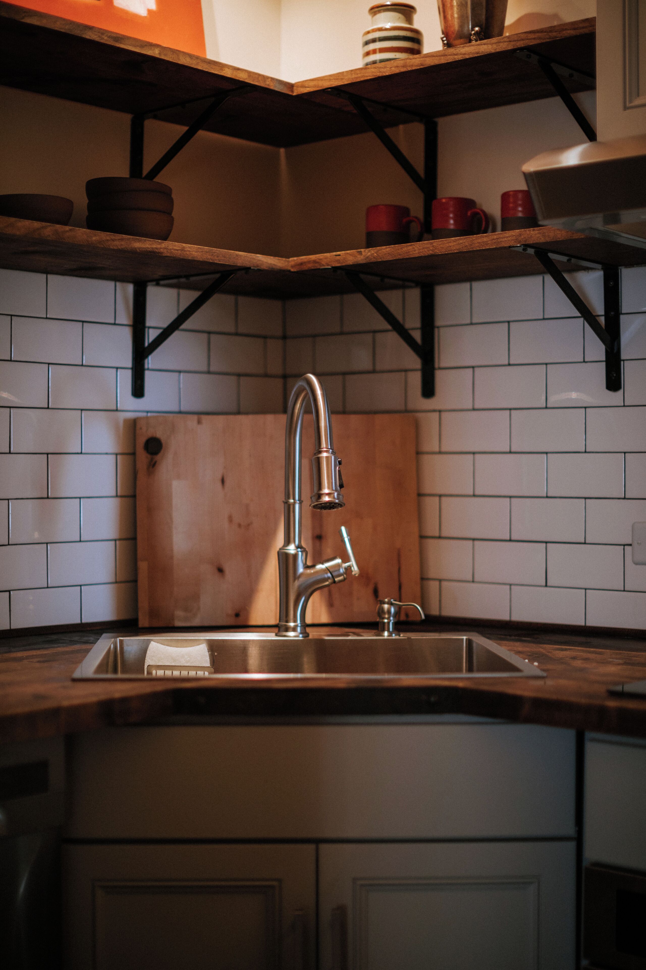 Lemari es di ruangan bersama dan pemanggang roti