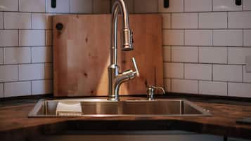 Lemari es di ruangan bersama dan pemanggang roti