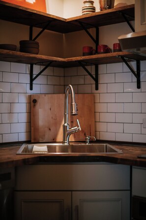 Kyl i allmänt utrymme, brödrost, städutrustning och frys