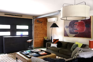 Grand Studio Suite | Living area - Kingston Carriage House (Kingston)