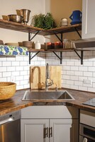 Superior Quadruple Room | Private kitchen | Shared fridge, toaster, cleaning supplies, freezer