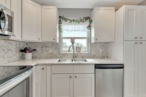 Fridge, microwave, oven, stovetop - Florida Countryside Retreat-Charming 3-bedroom house with Jacuzzi and Spa pool! (Arcadia)
