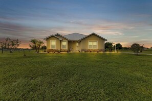 Exterior - Florida Countryside Retreat-Charming 3-bedroom house with Jacuzzi and Spa pool! (Arcadia)