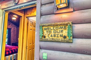 Exterior detail - Yukon Cabin (Sigel)