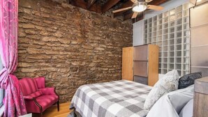 1 bedroom, desk, iron/ironing board, free WiFi - Suite Life en Mass #2 License #STR-20-00014 (Lawrence)