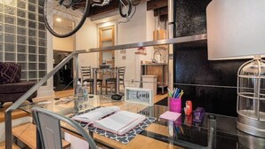 Dining - Suite Life en Mass #2 License #STR-20-00014 (Lawrence)
