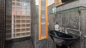 Shower, hair dryer, towels, soap - Suite Life en Mass #2 License #STR-20-00014 (Lawrence)