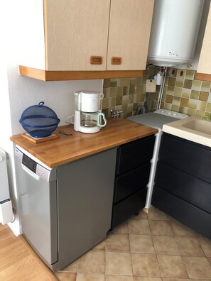 Fridge, microwave, oven, stovetop - Pres de la Plage du Solidor ,appartement Entièrement Rénové et Bien Équipé (Saint-Malo)