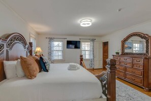 5 bedrooms, iron/ironing board, free WiFi, bed sheets - Charmed Manor - 5mi to DT, Opry & Airport (Nashville)