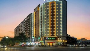 Et hotel med flere etager og et tydeligt skilt med teksten "Palo Hotel".