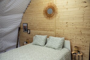 1 habitación, caja de seguridad en la habitación y escritorio