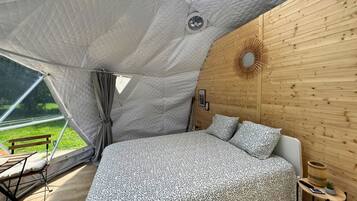 1 slaapkamer, een kluis op de kamer, een bureau, beddengoed