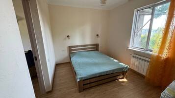 2 bedrooms, iron/ironing board, free WiFi, bed sheets