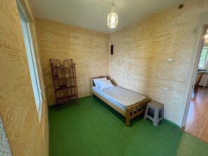 2 bedrooms, iron/ironing board, free WiFi, bed sheets - Soothing villa with WiFi in beautiful Batumi (Batumi)