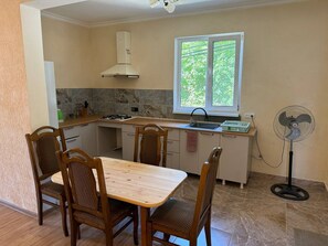 Kjøleskap og kjøkkenutstyr