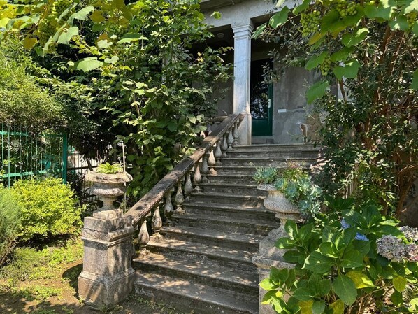 Property grounds - Soothing villa with WiFi in beautiful Batumi (Batumi)
