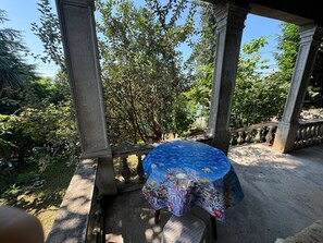 Outdoor dining - Soothing villa with WiFi in beautiful Batumi (Batumi)