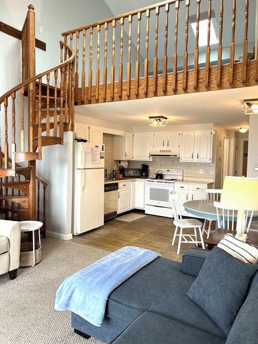 Oceanfront Condo – Walk to Pier & beach out your front door!