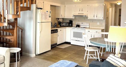 Oceanfront Condo – Walk to Pier & beach out your front door!