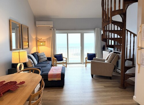 Oceanfront Condo: Walk to Pier & Balcony Views