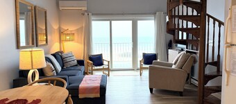 Oceanfront Condo: Walk to Pier & Balcony Views