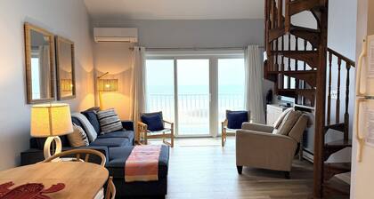 Oceanfront Condo: Walk to Pier & Balcony Views