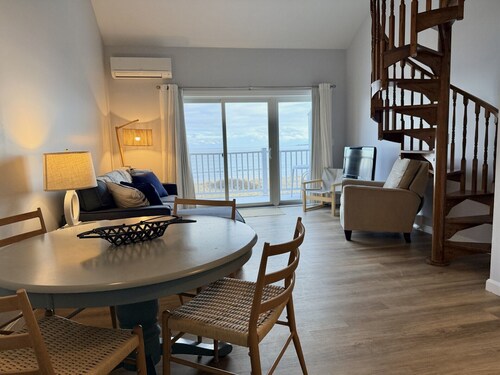 Oceanfront Condo: Walk to Pier & Balcony Views