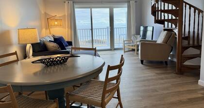 Oceanfront Condo: Walk to Pier & Balcony Views