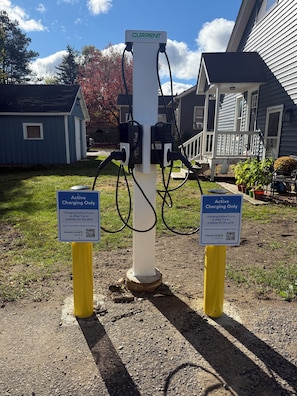 Estação de carregamento público para veículos elétricos, com dois sinais indicando os tempos de carregamento.