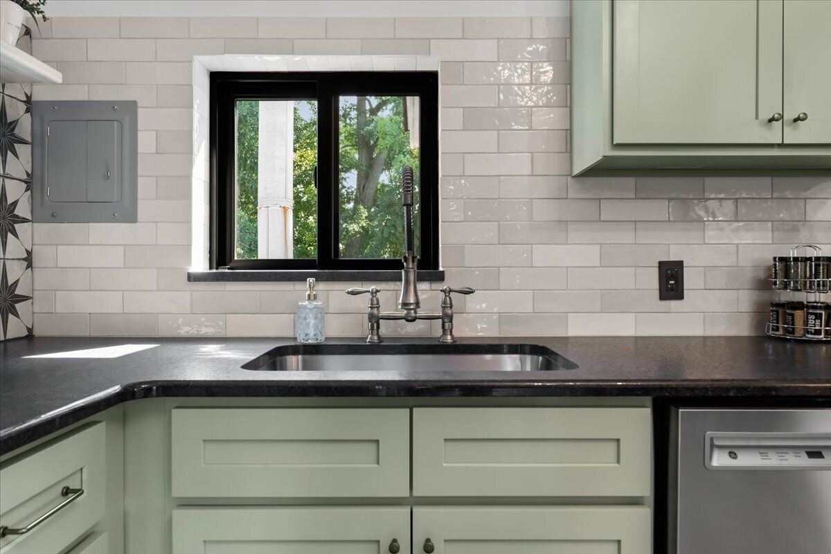 Mikroaaltouuni, uuni, liesi, astianpesukone