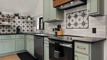 Microonde, forno, piano cottura, lavastoviglie