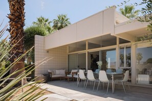 Outdoor dining - Luxury 4BR Sandpiper Condo with Tesla Charger + Walk to El Paseo (Palm Desert)